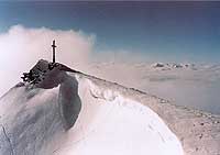 Gipfelkreuz Hochgern im Winter
